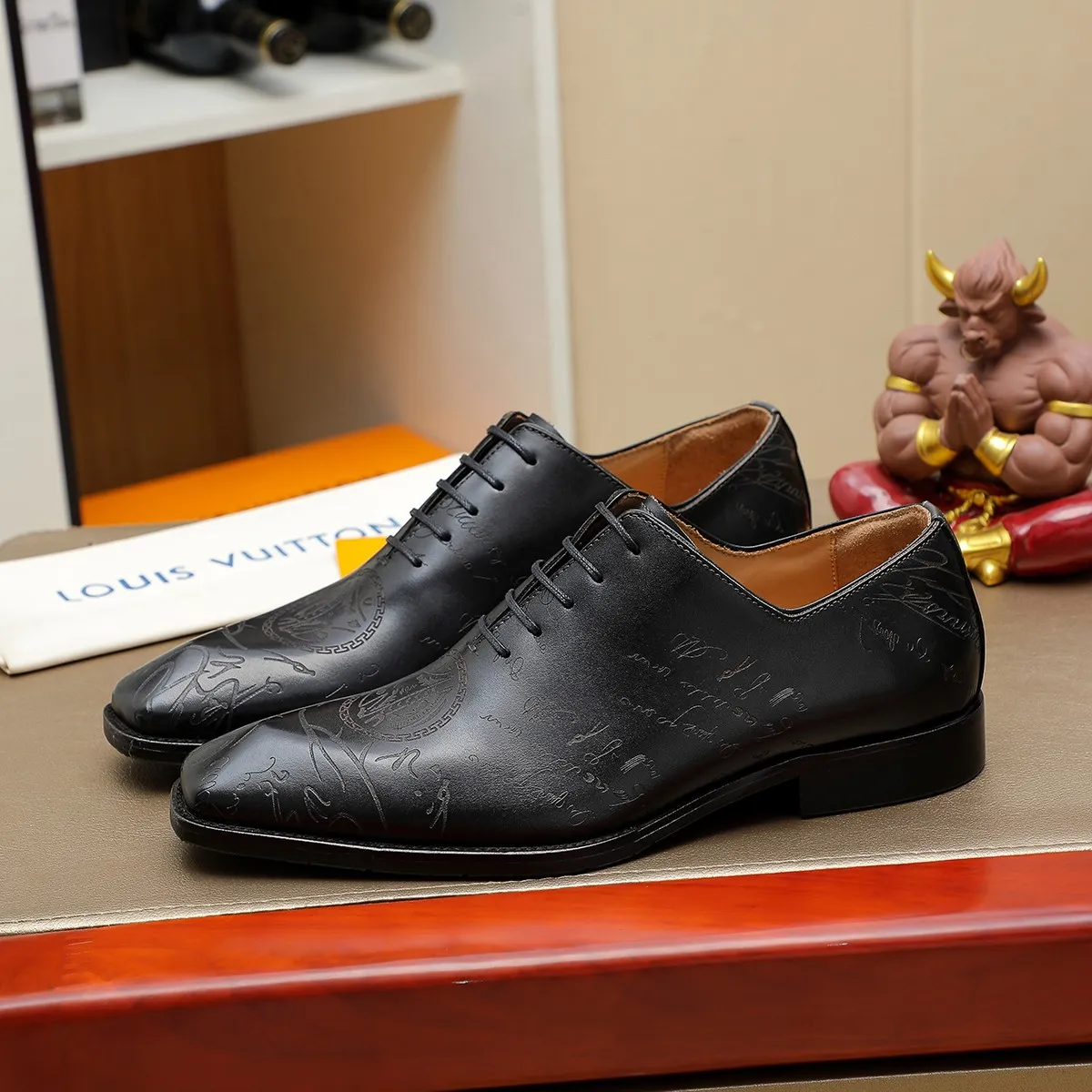 Men's shoes 💰620 💰 Louis Vuitton LV ® Autumn and Winter 🆕 models 🔛Full shoe counter First layer cowhide, 🐂leather lined casual shoes for men, super soft outsole, essential for driving. Counter synchronized original first layer cowhide completely 1:1 mold customization 🌹Top version, 2 colors available! Number: 38-45 (37.46. Customized)